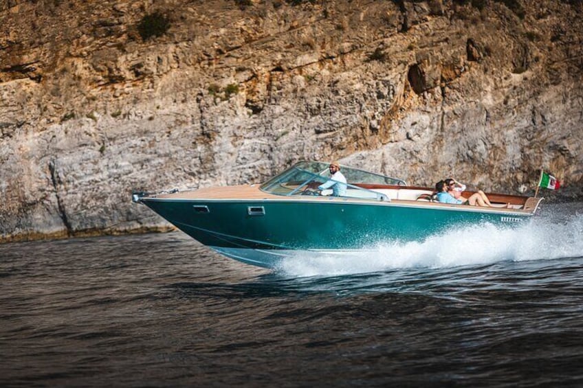 Luxury Boat Transfers Along Amalfi Coast and Capri Island