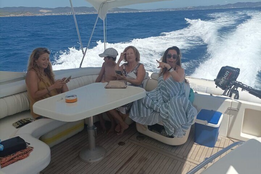 Private Tour with Lunch in Sitges on a Modern Motor Boat and Back