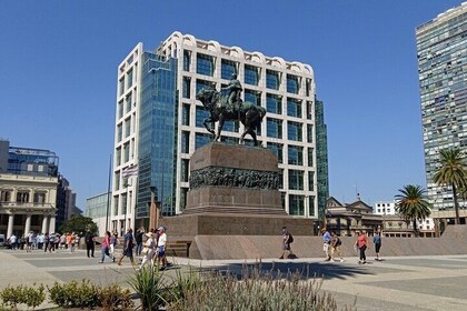 Best guided shared walking Tour of Montevideo with a local