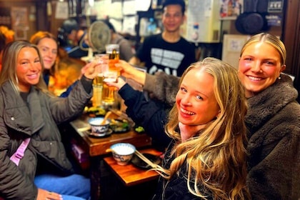 Tokyo: Shinjuku Local Bar Hopping and Food Tour