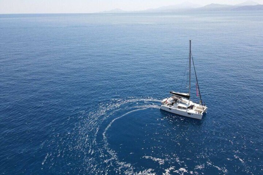 Milos Full-Day Premium Catamaran Cruise Kleftiko and Polyegos