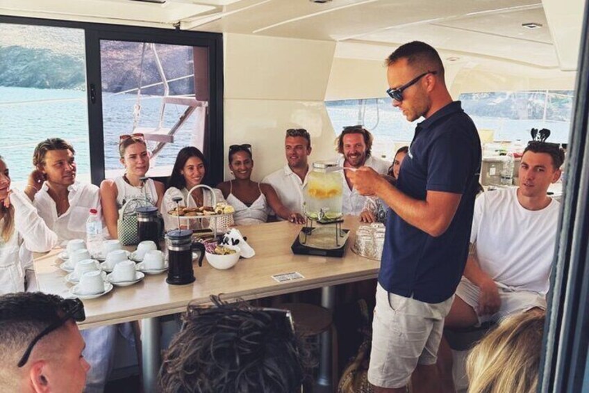 Milos Full-Day Premium Catamaran Cruise Kleftiko and Polyegos