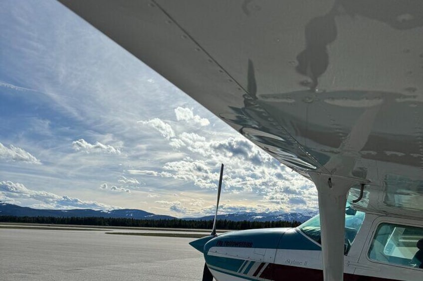 1 Hour Aerial Tour Over the Western Boundary of Yellowstone