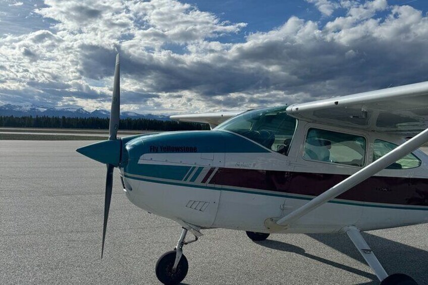 1 Hour Aerial Tour Over the Western Boundary of Yellowstone