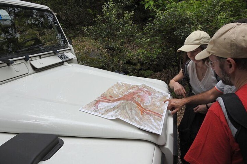 Guided Etna Adventure with lunch: 4x4 tour Discover to Old Crater