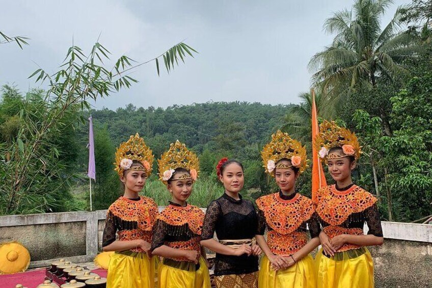 Jakarta Bogor Tour Traditional Performance and Explore Nature