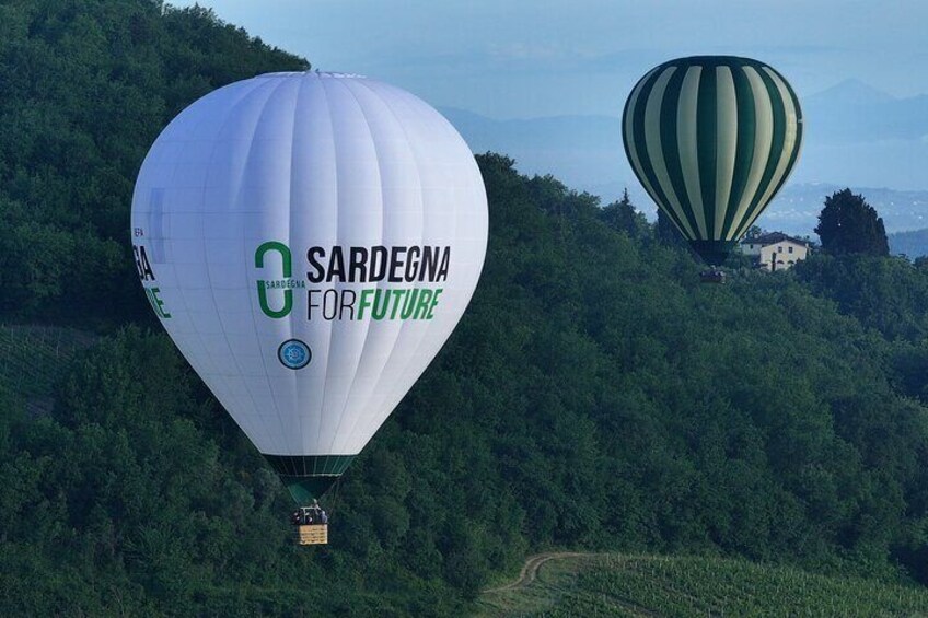 Hot air balloon over the hills of Pienza, Montalcino and Val D'Orcia