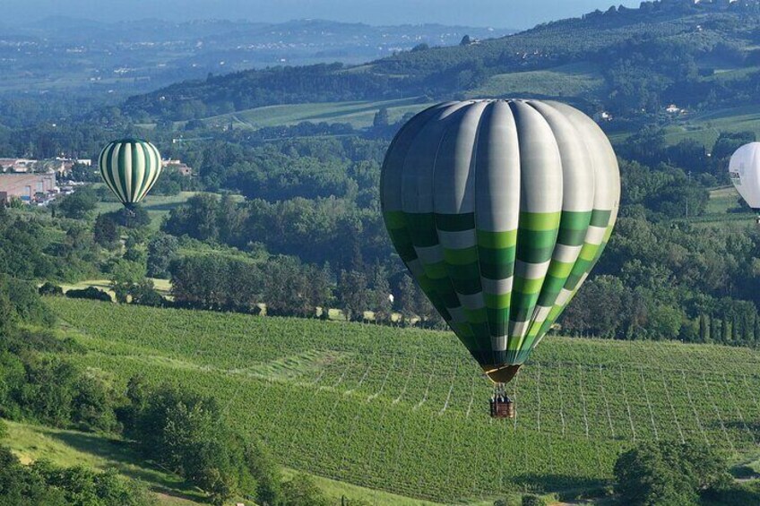 Hot air balloon over the hills of Pienza, Montalcino and Val D'Orcia