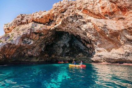 Cala Varques: Begeleide zeegrotten kajak- en snorkelexpeditie