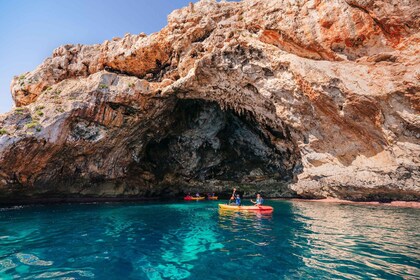 Cala Varques: expedición guiada de kayak y esnórquel a las cuevas marinas