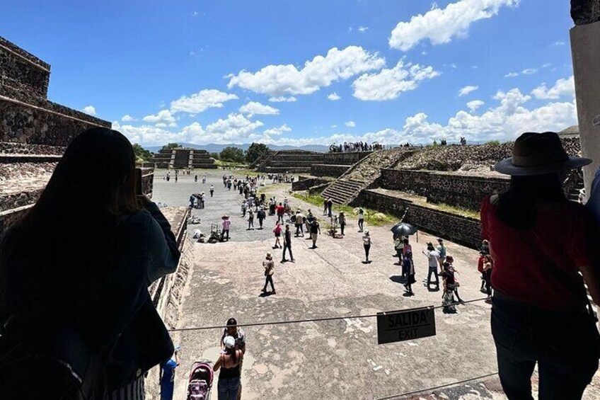 Guided Tour in Teotihuacan with Breakfast and Transportation Included