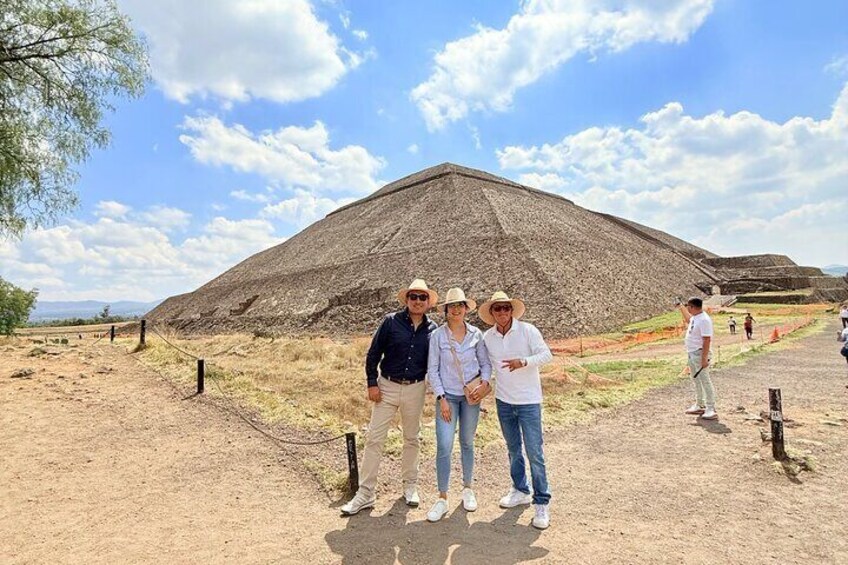 Guided Tour in Teotihuacan with Cave Breakfast and Tansport