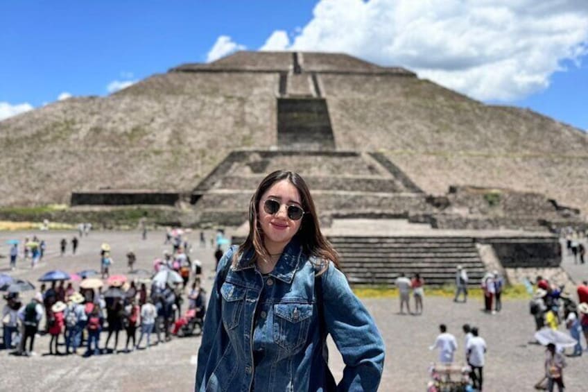 Guided Tour in Teotihuacan with Breakfast and Transportation Included