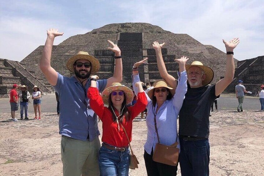 Guided Tour in Teotihuacan with Breakfast and Transportation Included