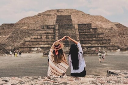 Guided Tour in Teotihuacan with Breakfast and Transport Included