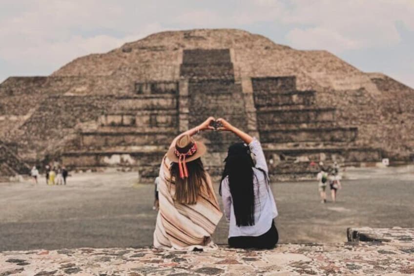 Guided Tour in Teotihuacan with Breakfast and Transportation Included