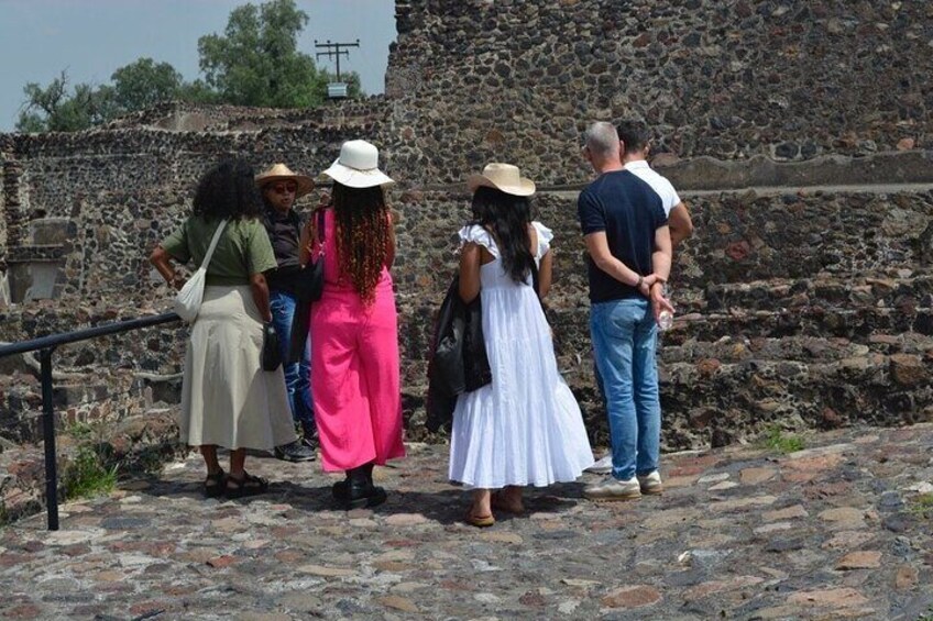 Guided Tour in Teotihuacan with Breakfast and Transportation Included