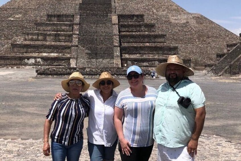 Guided Tour in Teotihuacan with Breakfast and Transportation Included