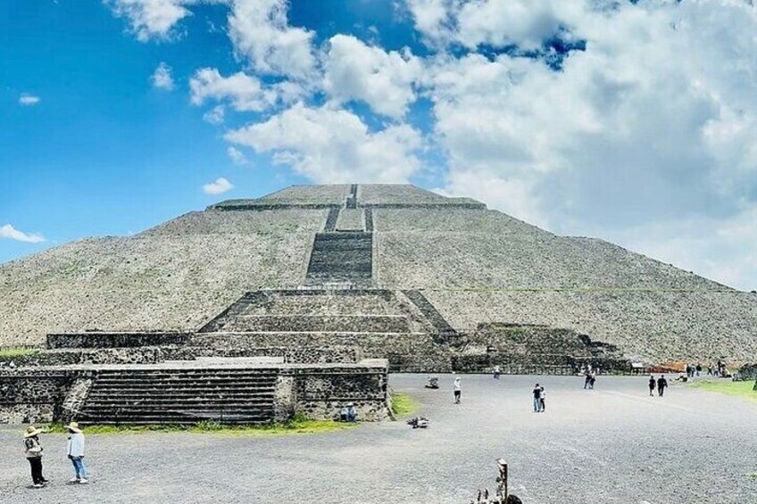 Guided Tour in Teotihuacan with Breakfast and Transportation Included