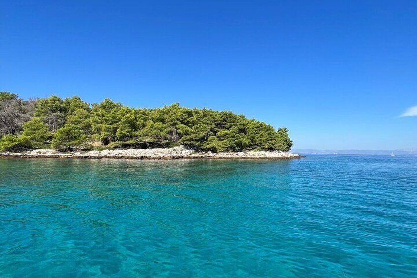 Private tour on comfortable boat with drinks included