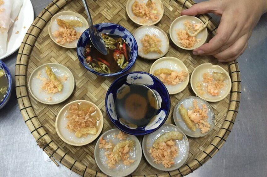 Discover Hue's Best Street Food: Guided Tour with Local Expert