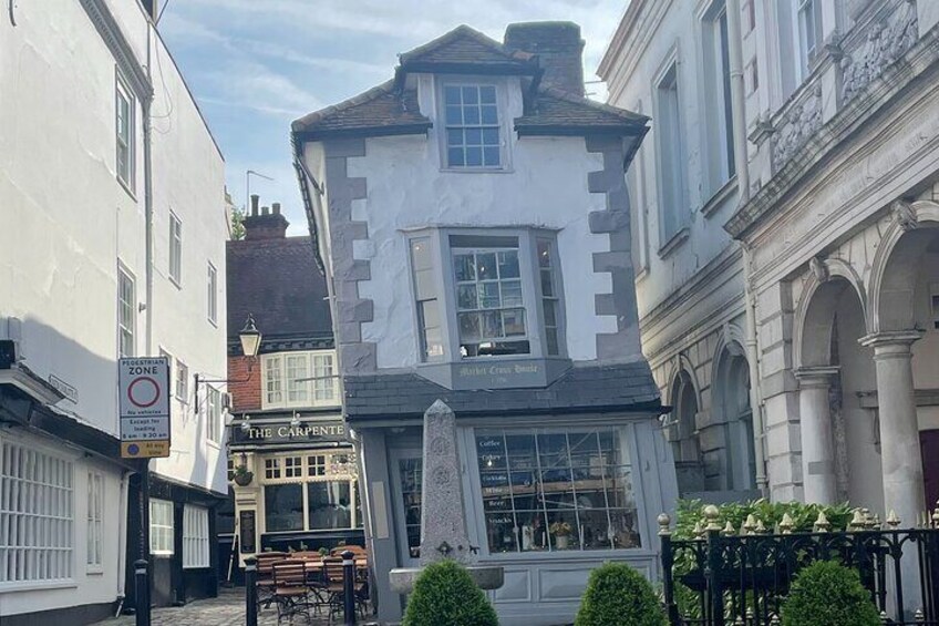 The crooked house 