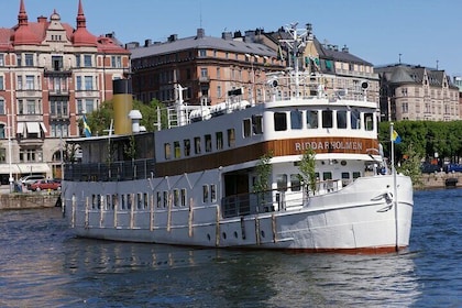 Stockholm: 2-Hour Walking Tour + 2.5-Hour Archipelago Cruise