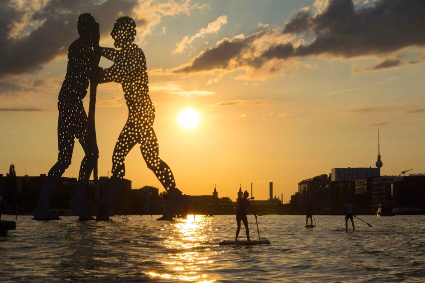 Berlin: SUP Sunset Tour to the Molecule Man