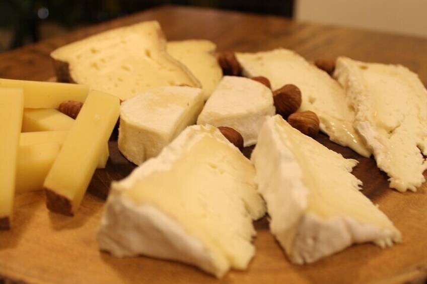 Pairings between French wines and cheeses, including champagne