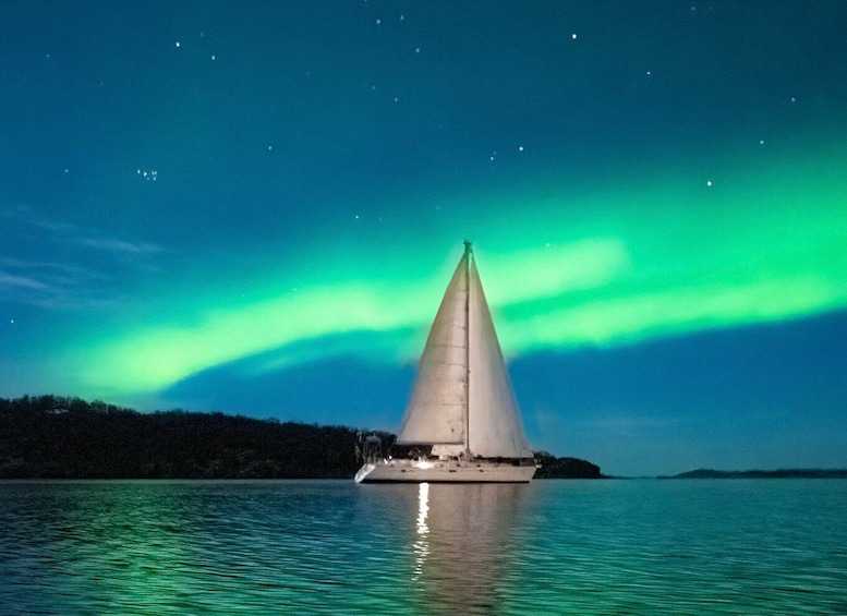 Late night sailing with northern light chase