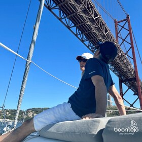 Lisbon: Go with the flow Private Sailing Tour (3hrs)