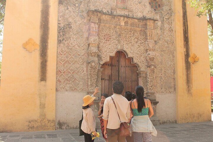 Coyoacan Street Art Tour with Mexican Fruit Tasting