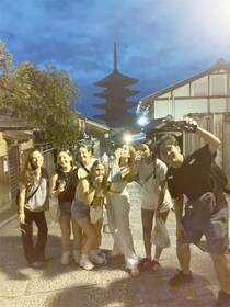 Kyoto: Nighttime Walking Tour in Gion Area with Sake in Hand