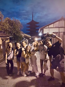 Kyoto: Nighttime Walking Tour in Gion Area with Sake in Hand