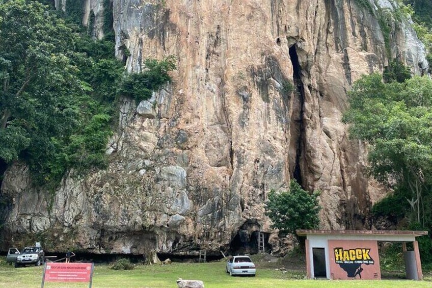 The main entrance of ‘HACCK Section Crag Wall’