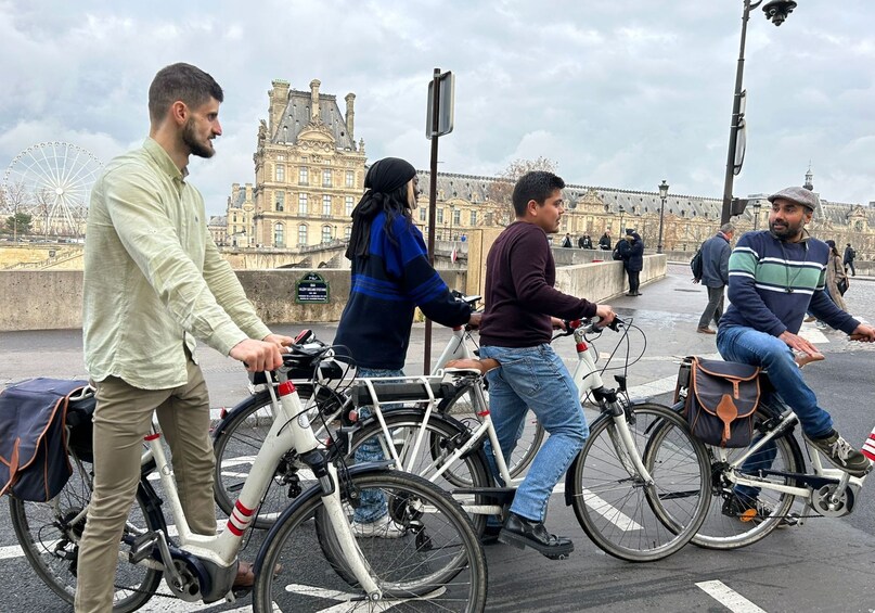 Private guided bike tour of Paris (1 to 10 participants)