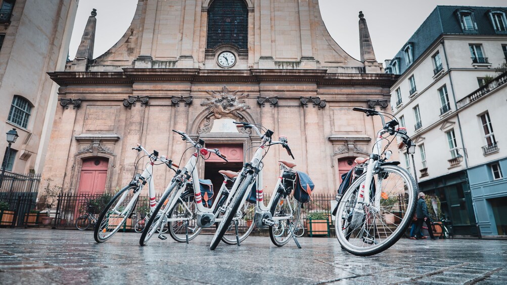 Private guided bike tour of Paris (1 to 10 participants)