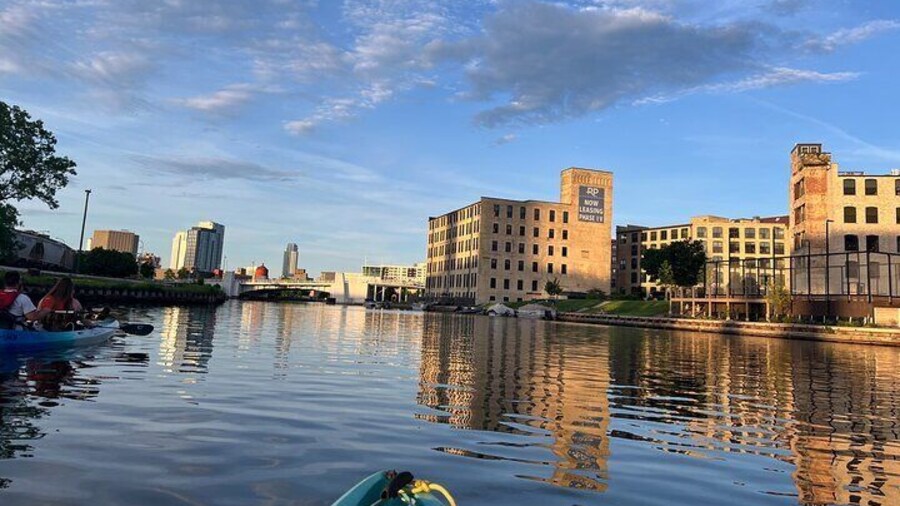 Small Group Kayak Tour of Skyline in Milwaukee