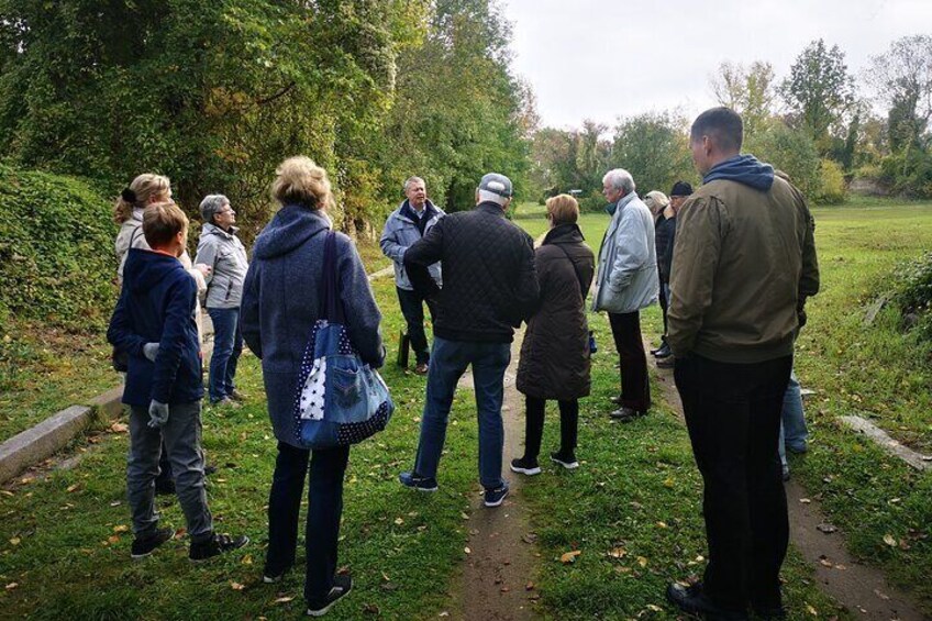 My guests are eager to hear how the old town of Küstrin was destroyed.