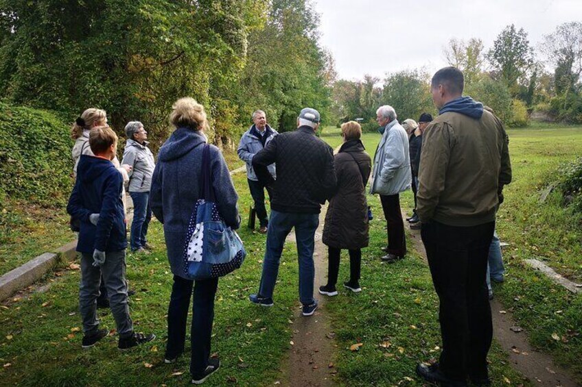 My guests are eager to hear how the old town of Küstrin was destroyed.