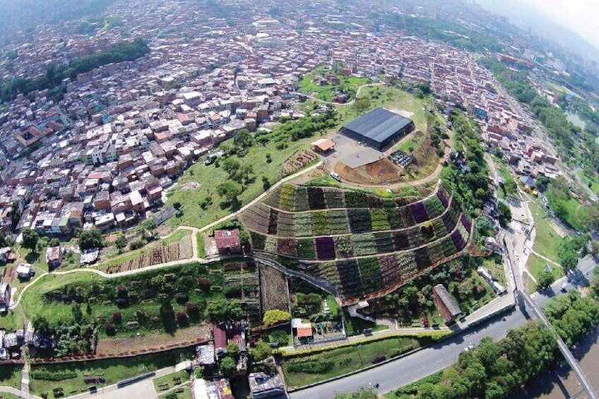 Comuna 4 and the mountain