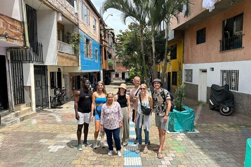 Exploring a non tourity neighborhood