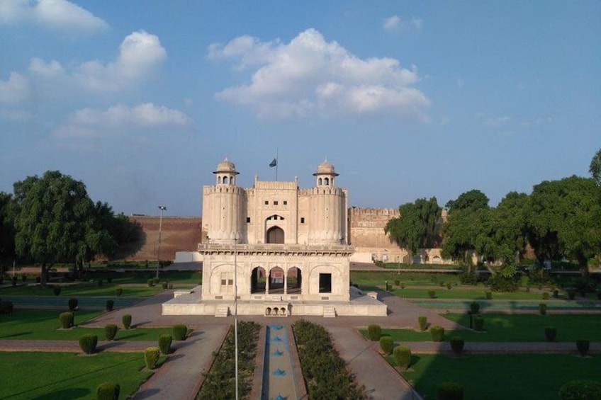 It is an Alamgiri Gate built by 6th Mughal Emperor Aurangzeb Alamgir in 1673/1674.