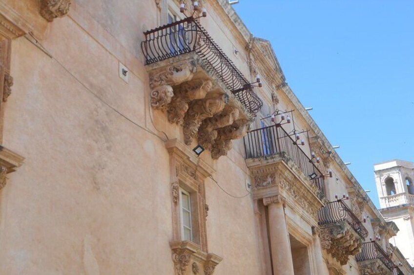 Small Group 4 Hours Food Tour in Noto