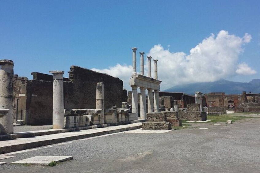 2 and a half hours exclusive guided tour of Pompeii ruins