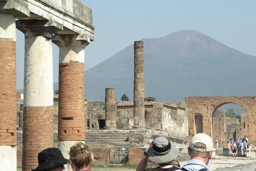 2 and a half hours exclusive guided tour of Pompeii ruins