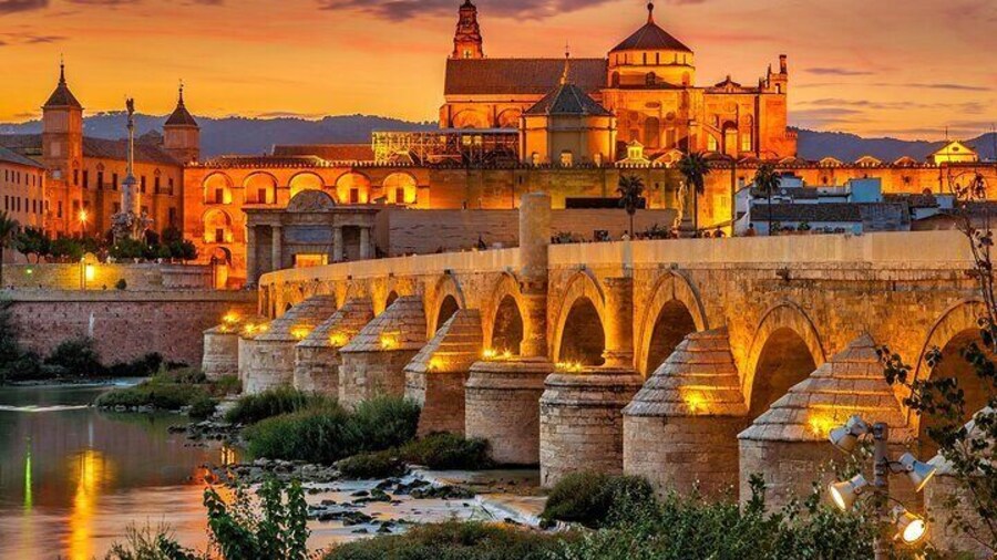 Tour in Cordoba Mosque, Cathedral and Jewish Quarter for 8 People