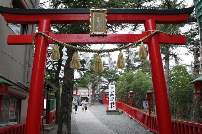 Marvel at the quaint, traditional scenery around Oshino Hakkai