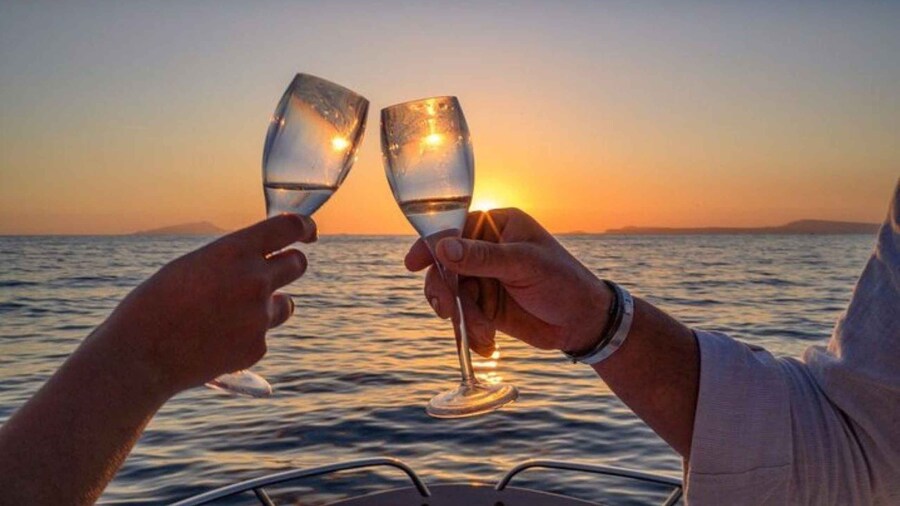 Vancouver: Sunset Boat Cruise with Complementary Bubbly