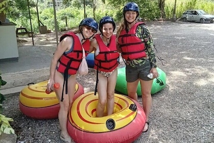 Tubing en River Rapids y visita a la playa con transporte privado